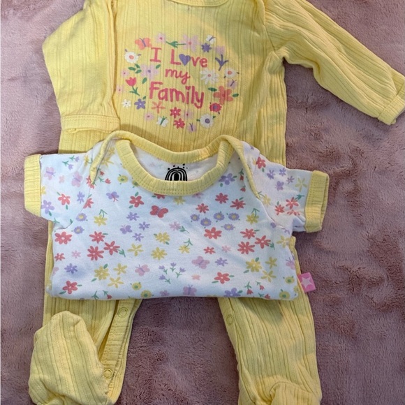 Millie&Myles 0-3 Months 2 Piece Footed Ribbed Yellow Body Suit I Love‎ My Family - Picture 2 of 7